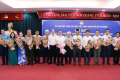Ông Nguyễn Hồ Hải, Phó Bí thư Thường trực Thành ủy Thành phố Hồ Chí Minh tặng hoa chúc mừng các Ủy viên Ủy ban Mặt trận Tổ quốc Việt Nam thành phố khóa XI được hiệp thương bổ sung tại Hội nghị. (Ảnh: Xuân Khu/TTXVN)