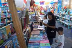 Bạn đọc đến tham quan, chọn sách tại Lễ hội Đường Sách Tết Giáp Thìn 2024. (Ảnh: Thu Hoài/TTXVN)