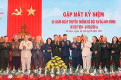 Các cán bộ, chỉ huy, nhân chứng lịch sử, cựu chiến binh bộ đội radar dự buổi gặp mặt kỷ niệm 65 năm Ngày Truyền thống Bộ đội Radar anh hùng. (Ảnh: Trọng Đức/TTXVN)
