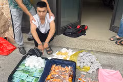 Đối tượng Tạ Công Quảng cùng tang vật bị bắt giữ. (Nguồn: Công an thành phố Hà Nội)