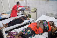 Nạn nhân bị thương sau vụ giẫm đạp tại bang Uttar Pradesh, Ấn Độ được điều trị tại bệnh viện ngày 3/7. (Ảnh: THX/TTXVN)
