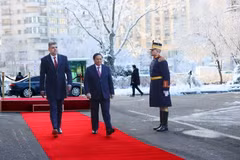 Thủ tướng Romania Ion-Marcel Ciolacu đón Thủ tướng Phạm Minh Chính thăm chính thức Romania. (Ảnh: Dương Giang/TTXVN)