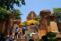 Bên ngoài Tháp Bà Ponnagar. (Ảnh TTXVN phát)