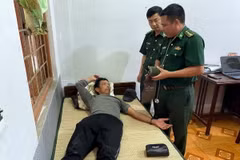 Đại diện Đồn Biên phòng cửa khẩu Cảng Gianh thăm khám sức khỏe thuyền viên Phạm Bá Dung. (Ảnh: TTXVN phát)