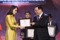 Chủ tịch Quốc hội Vương Đình Huệ, nguyên Chủ tịch Quốc hội Nguyễn Thị Kim Ngân và các đại biểu tham quan Trưng bày ảnh về Quốc hội và Hội đồng Nhân dân qua các thời kỳ. (Ảnh: Nhan Sáng/TTXVN)