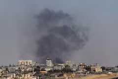 Khói bốc lên sau cuộc không kích của Israel xuống thành phố Rafah, Dải Gaza ngày 14/5. (Ảnh: THX/TTXVN)