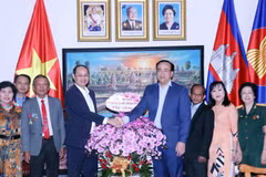 Trung tướng Nguyễn Văn Nam (trái) chúc mừng ông Chan Sorykan (phải), Tổng Lãnh sự Vương quốc Campuchia tại Thành phố Hồ Chí Minh. (Ảnh: Xuân Khu/TTXVN)