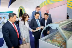 Phó Thủ tướng Trần Lưu Quang tham quan sản phẩm nông nghiệp sạch từ chuỗi liên kết Tập đoàn De Heus-Hùng Nhơn. (Ảnh: Giang Phương/TTXVN)