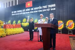 Đồng chí Tô Lâm, Ủy viên Bộ Chính trị, Chủ tịch nước, Trưởng Ban Lễ tang đọc Lời điếu. (Ảnh: TTXVN)