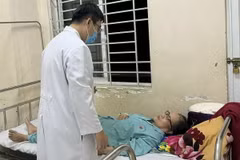 Bệnh nhân ngộ độc được điều trị tại Bệnh viện Đa khoa khu vực Long Khánh sau khi ăn bánh mỳ hồi tháng Năm. (Ảnh: TTXVN phát)