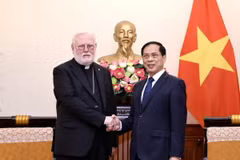 Bộ trưởng Ngoại giao Bùi Thanh Sơn tiếp Tổng Giám mục Paul Richard Gallagher, Bộ trưởng Ngoại giao Tòa thánh Vatican. (Ảnh: Lâm Khánh/TTXVN)