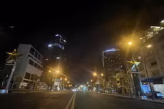 Nhiều bảng quảng cáo trang trí và các khu vực công cộng trên đường Lê Lai (quận 1, Thành phố Hồ Chí Minh) đã tắt hoặc giảm 50% công suất hệ thống chiếu sáng để tiết kiệm điện. (Ảnh: Thanh Vũ/TTXVN)