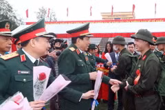 Đại tướng Lương Cường, Ủy viên Bộ Chính trị, Chủ nhiệm Tổng cục Chính trị Quân đội Nhân dân Việt Nam chúc mừng các thanh niên huyện Ba Vì lên đường nhập ngũ. (Ảnh: Trọng Đức/TTXVN)