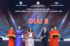 Phóng viên Báo Điện tử VietnamPlus, Thông tấn xã Việt Nam giành giải B Giải Báo chí Toàn quốc phòng, chống tham nhũng, tiêu cực lần thứ tư. (Ảnh: Minh Đức/TTXVN)