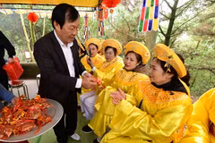 Lãnh đạo tỉnh Hải Dương phát muối cho nhân dân và phật tử đến dự lễ. (Ảnh: TTXVN phát)