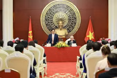 Thủ tướng Phạm Minh Chính phát biểu khi đến thăm cán bộ, nhân viên Đại sứ quán Việt Nam tại Trung Quốc. (Ảnh: Dương Giang/TTXVN)