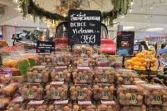 Những hộp vải tươi Việt Nam đầu tiên được bày bán tại siêu thị Gourmet Market ở Bangkok ngày 15/6 trong mùa vải năm nay. (Ảnh: Huy Tiến/TTXVN)