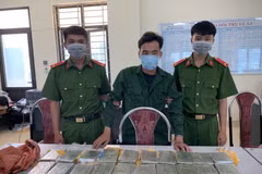 Đối tượng Phàng A Lư cùng tang vật tại cơ quan Công an. (Ảnh: TTXVN phát)