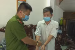 Lực lượng công an bắt giữ ông Nguyễn Văn Vọng, nguyên Giám đốc Công ty càphê Ea Sim. (Nguồn: sggp.org.vn)