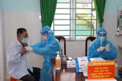  Nhóm nguy cơ cao là người lớn tuổi được ưu tiên tiêm mũi 3 vaccine phòng COVID-19. (Ảnh: Hữu Chí/TTXVN)