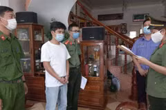 Cơ quan điều tra đọc lệnh khởi tố, bắt tạm giam đối tượng Trần Thanh Sơn. (Nguồn: baogiaothong.vn)