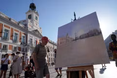 Huyền thoại sống của hội họa Tây Ban Nha - Antonio Lopez - vẽ quảng trường Puerta del Sol nổi tiếng ở Madrid ngày 5 tháng 8 năm 2021. (Nguồn: Reuters)