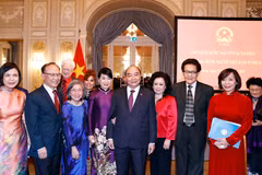 Chủ tịch nước Nguyễn Xuân Phúc và cộng đồng người Việt Nam ở Thuỵ Sỹ. (Ảnh: Thống Nhất/TTXVN)