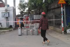 Đường vào đường Tân Phước Khánh 4, phường Tân Phước Khánh, thị xã Tân Uyên, tỉnh Bình Dương bi phong tỏa, người dân muốn đổi gas tại điểm phong tỏa về nấu bữa ăn tối ngày 20/6/2021. (Ảnh: Chí Tưởng-Thanh Cường/TTXVN)