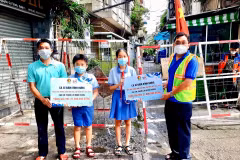 Trao tặng học bổng cho học sinh khó khăn tại quận 1, TP Hồ Chí Minh. (Ảnh: Hồng Giang/TTXVN)