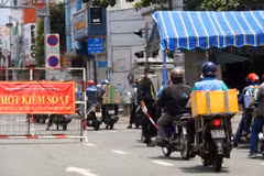 Chốt kiểm tra phương tiện giao thông trên đường Cộng Hòa (quận Tân Bình). (Ảnh: Thanh Vũ/TTXVN)