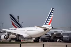 Máy bay của hãng hàng không Air France tại sân bay Roissy-Charles de Gaulle, phía bắc thủ đô Paris, Pháp ngày 24/3/2020. (Ảnh: AFP/TTXVN)