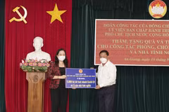 Phó Chủ tịch nước Võ Thị Ánh Xuân trao bảng tượng trưng 5.000 bộ kit test nhanh COVID-19 và 5 căn nhà tình nghĩa cho tỉnh An Giang. (Ảnh: Công Mạo/TTXVN)