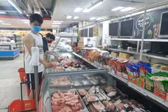 Các mặt hàng thực phẩm tươi sống, hàng hóa thiết yếu luôn đầy đủ phục vụ người dân. (Ảnh: Phương Anh - TTXVN)