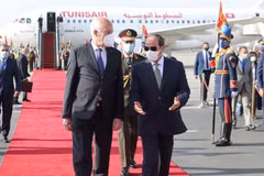 Tổng thống Ai Cập Abdel Fattah el-Sisi (phải) đón tiếp Tổng thống Tunisia Kais Saied tại Cairo ngày 9/4. (Nguồn: AFP)