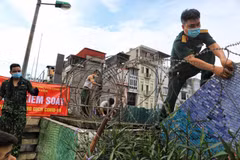 [Photo] Hà Nội: Lập hàng rào dây thép gai tại khu vực phong tỏa