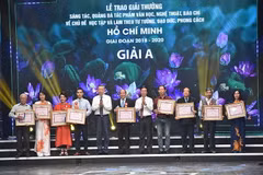 Nhà thơ Hữu Thỉnh (thứ 3 từ phải sang) và các tác giả giành giải A Cuộc vận động sáng tác, quảng bá tác phẩm văn học, nghệ thuật, báo chí về chủ đề “Học tập và làm theo tư tưởng, đạo đức, phong cách Hồ Chí Minh” giai đoạn 2018-2020