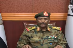 Tướng Abdel Fattah al-Burhan phát biểu trên truyền hình Sudan ngày 25/10/2021. (Ảnh: AFP/TTXVN)