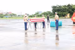 Cơ quan Việt Nam tìm kiếm người mất tích (VNOSMP) bàn giao một bộ hài cốt quân nhân Hoa Kỳ mất tích trong thời gian chiến tranh ở Việt Nam cho phía Hoa Kỳ. (Ảnh: TTXVN/phát)