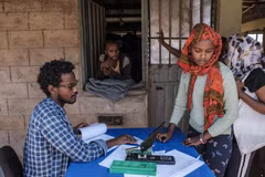 Một nhân viên hoạt động nhân đạo cho LHQ (trái) tại trại tị nạn Mai Aini, Ethiopia. (Ảnh: AFP/TTXVN)