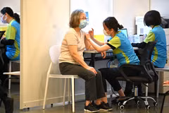 Nhân viên y tế tiêm vaccine ngừa COVID-19 của Sinovac cho người dân tại Hong Kong, Trung Quốc. (Ảnh: AFP/TTXVN)