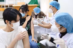 Tiêm vaccine phòng COVID-19 cho học sinh Trường THPT Trần Phú, quận Hoàn Kiếm. (Ảnh: Thanh Tùng/TTXVN)