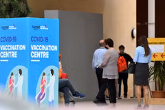 Người dân chờ được tiêm vaccine ngừa COVID-19 tại Msida, Malta ngày 6/5/2021. (Ảnh: THX/TTXVN)