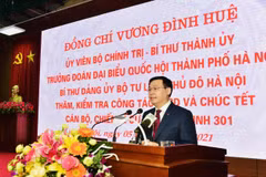Bí thư Thành ủy Hà Nội Vương Đình Huệ chúc Tết cán bộ, chiến sỹ Sư đoàn Bộ binh 301. (Ảnh: TTXVN phát)