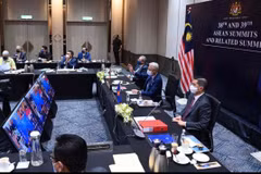 Thủ tướng Ismail Sabri Yaakob cùng các quan chức cấp cao Malaysia dự EAS 16. (Ảnh: Mạnh Tuân/TTXVN)
