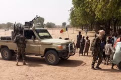 Binh sỹ CH Chad được triển khai tại khu vực Koundoul, cách thủ đô N'Djamena 25km. (Ảnh: AFP/ /TTXVN)