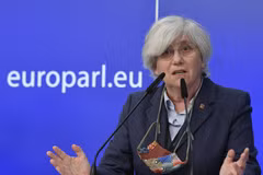 Bà Clara Ponsati, cựu quan chức phụ trách giáo dục của vùng Catalonia, phát biểu tại cuộc họp báo ở Brussels, Bỉ ngày 24/2/2021. (Ảnh: AFP/TTXVN)