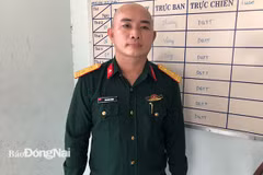 Đối tượng Văn Đức Hùng với bộ đồ quân nhân mua trên mạng để giả danh cán bộ quân đội. (Nguồn: baodongnai.com.vn)