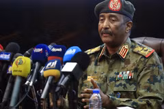 Người đứng đầu Hội đồng tối cao Sudan, Tướng Abdel Fattah al-Burhan trong cuộc họp báo tại Khartoum, ngày 26/10/2021. (Ảnh: AFP/TTXVN)