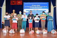 Đại diện các nhà hảo tâm trao tặng máy tính bảng và quà cho một số học sinh người Khmer và Chăm có hoàn cảnh khó khăn. (Ảnh: Xuân Khu/TTXVN)
