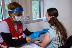 Nhân viên y tế tiêm vaccine ngừa COVID-19 cho người dân tại Virginia, Mỹ ngày 13/5/2021. (Ảnh: AFP/TTXVN)